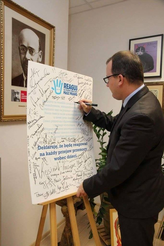 Na zdjęciu dr Adam Bodnar składa podpis pod deklaracją kampanii społecznej Rzecznika Praw Dziecka „Reaguj. Masz prawo”