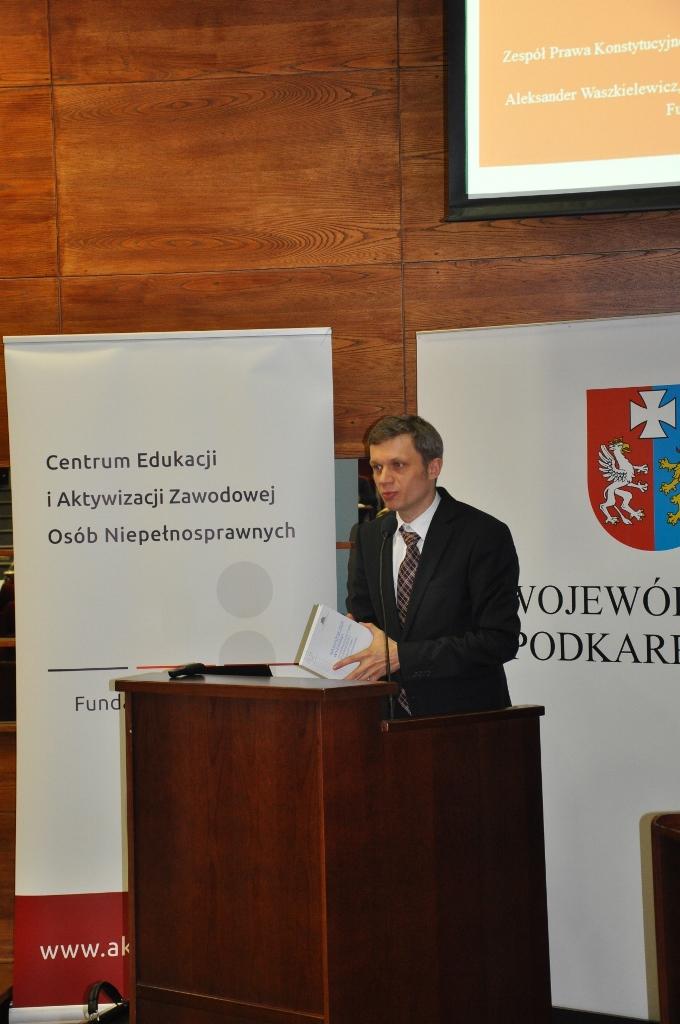 Przemawia Aleksander Waszkielewicz, członek Komisji Ekspertów ds. Osób z Niepełnosprawnością przy RPO, Prezes Fundacji Instytut Rozwoju Regionalnego