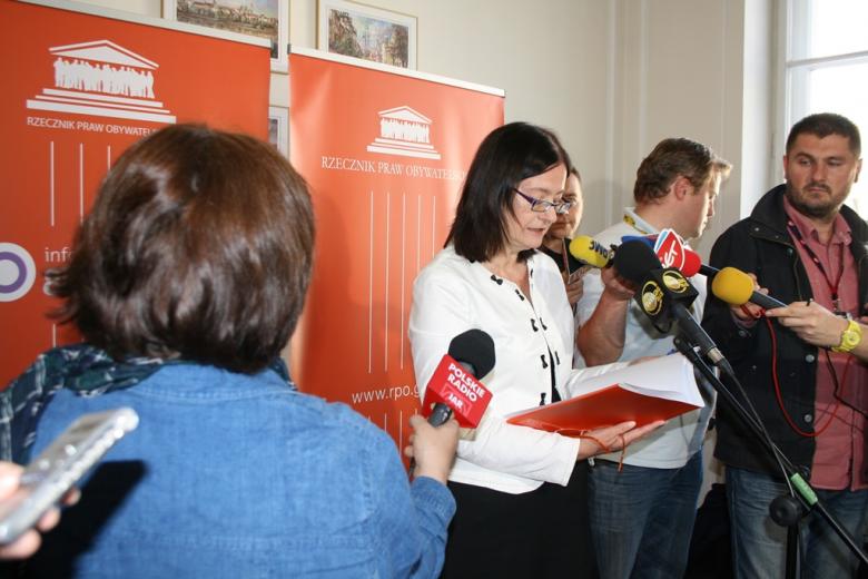 na zdjęciu RPO prof. Irena Lipowicz odpowiada na pytania dziennikarzy