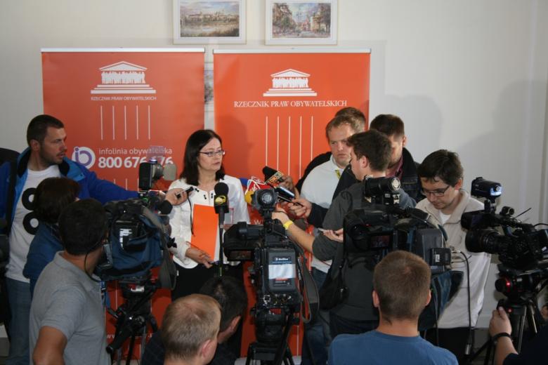 na zdjęciu RPO prof. Irena Lipowicz otoczona przez fotoreporterów