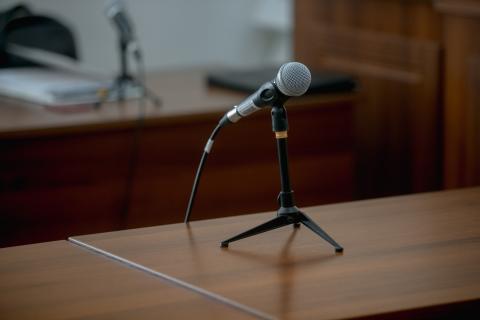 Mikrofon stojący na stole w sali sądowej