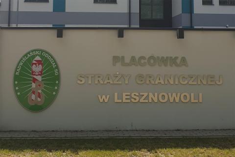 Znak z logiem Nadwiślanskiego Oddziału SG i napis "Placówka Straży Granicznej w Lesznowoli"