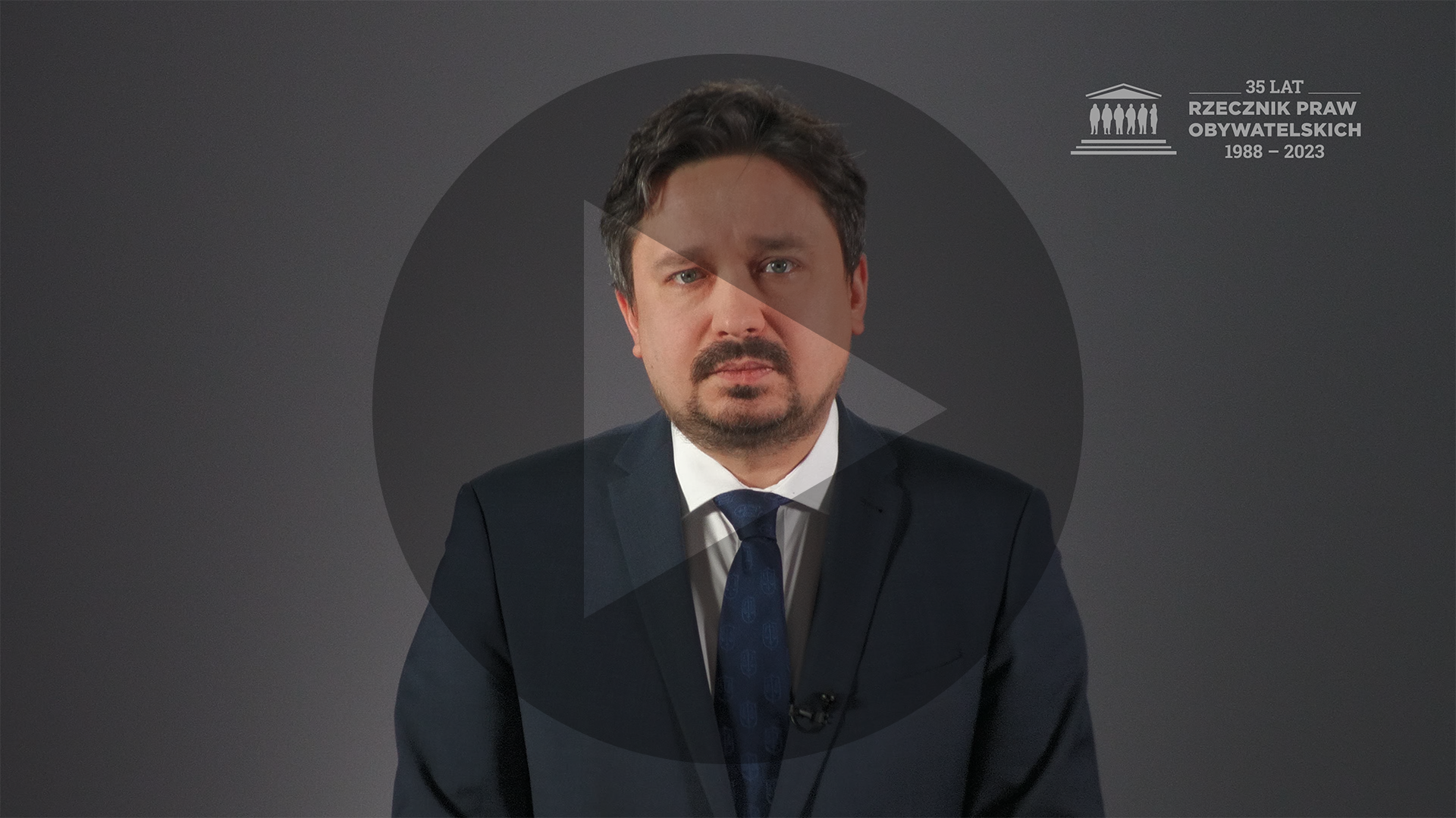 Kadr z nagrania RPO Marcina Wiącka z widocznym przyciskiem odtwarzania wideo