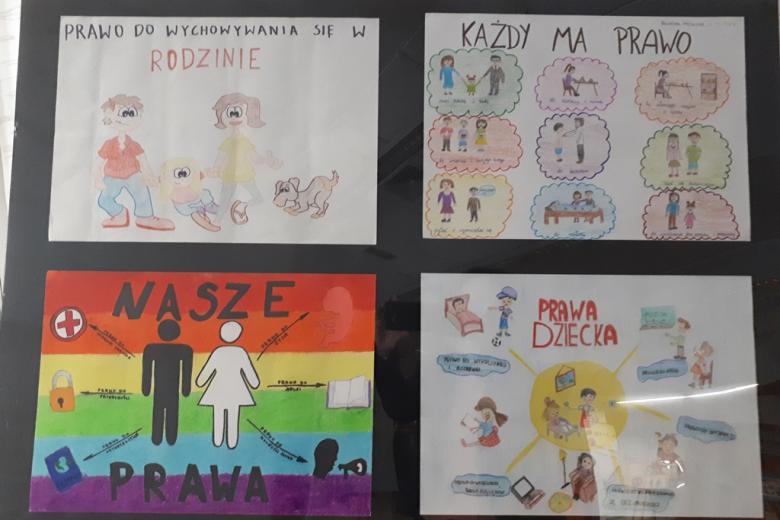 zdjęcie: na tablicy przymocowano cztery rysunki mówiące o prawach człowieka
