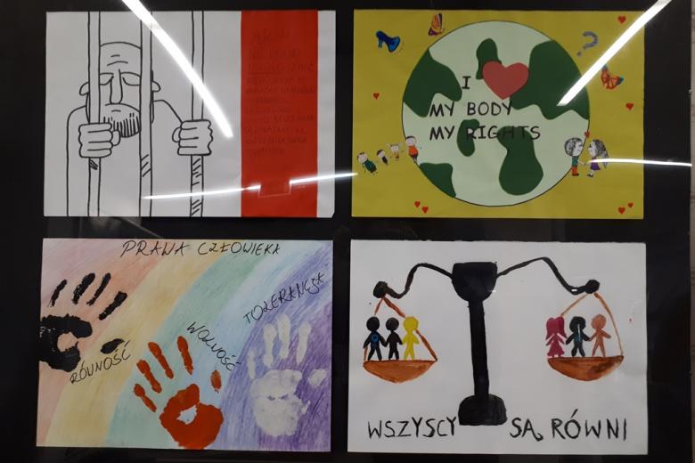 zdjęcie: na tablicy przymocowano cztery rysunki mówiące o prawach człowieka, m.in. dotyczce praw osób pozbawionych wolności
