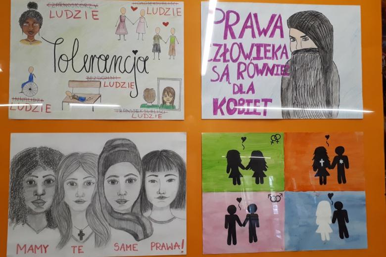 zdjęcie: na tablicy przymocowano cztery rysunki mówiące o prawach człowieka, m.in. dotyczace praw kobiet