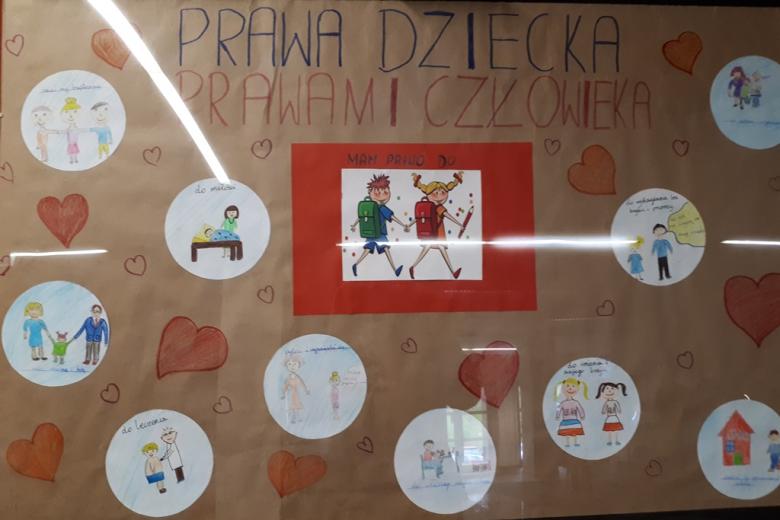 zdjęcie: plakat na którym przyklejono różne obrazki dotyczące spraw dzieci oraz czerwone serca. U góry napis: prawa dziecka prawami człowieka
