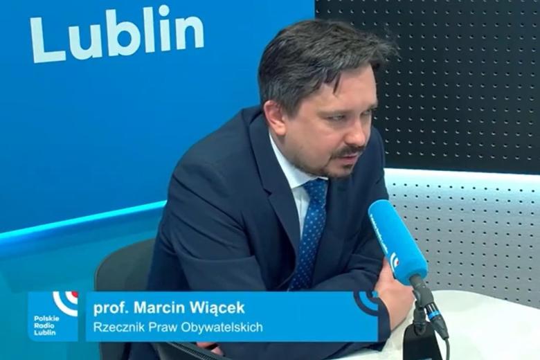 RPO Marcin Wiącek siedzący w studiu radiowym Radia Lublin i mówiący do mikrofonu