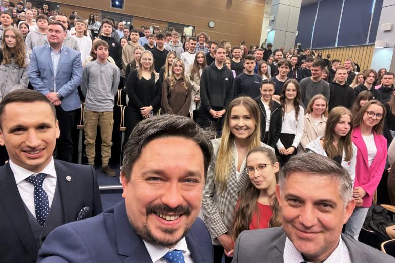 RPO Marcin Wiącek i kilkadziesiąt osób pozuje do wspólnego zdjęcia "selfie"
