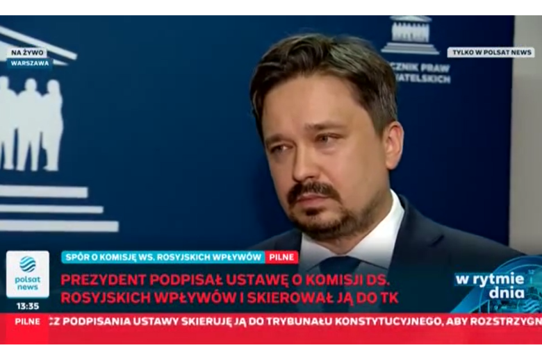 Zrzut ekranu programu telewizyjnego przedstawiający RPO Marcina Wiącka na tle ścianki z napisem "Rzecznik Praw Obywatelskich"