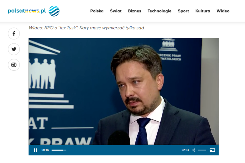 Zrzut ekranu strony internetowej Polsat News z nagraniem programu telewizyjnego przedstawiający RPO Marcina Wiącka na tle ścianki z napisem "Rzecznik Praw Obywatelskich"