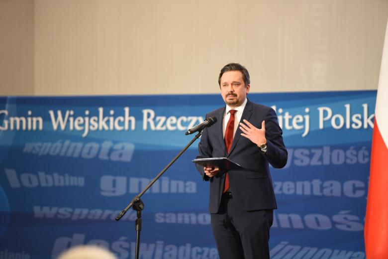 RPO Marcin Wiącek przemawia do stojącego mikrofonu