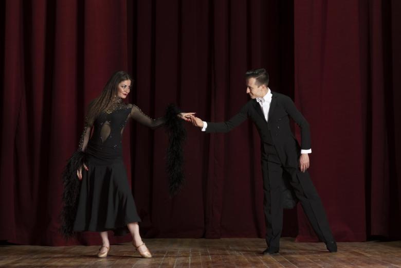 kobieta i mężczyzna tańczą na scenie  