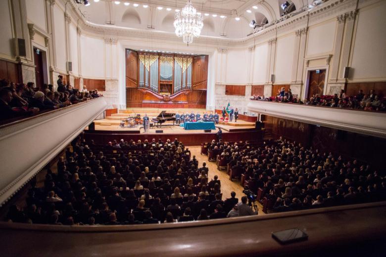 zdjęcie: kilkaset osób siedzi na sali w filharmonii