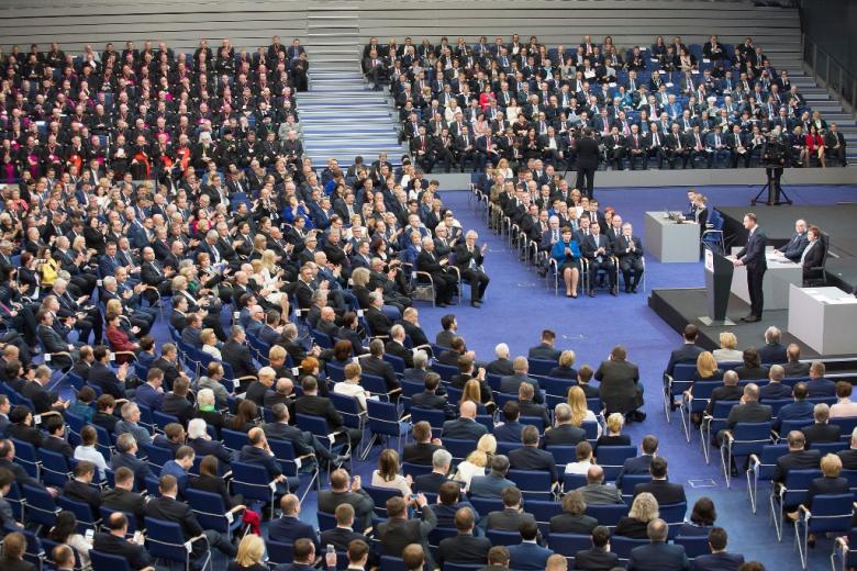 zdjęcie: w półokręgu w kilkunastu rzędach siedzą członkowie Zgromadzenia Narodowego, po prawej stronie widać mównicę, przy krórej stoi Prezydent