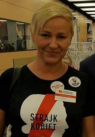 Kobieta w koszulce z napisem Strajk kobiet
