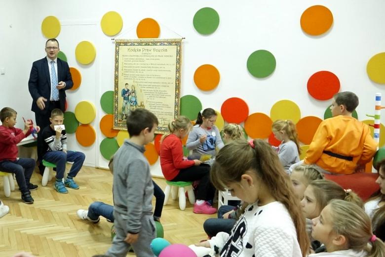 zdjęcie: w pokoju bawią się dzieci na ścianach są umieszczone różnokolorowe kółka