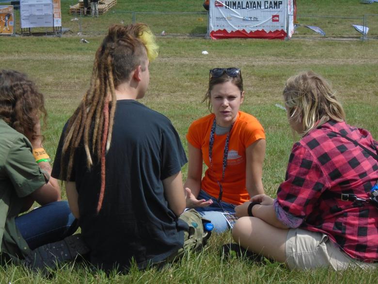 na zdjęciu uczestnicy Woodstocku rozmawiają o prawach człowieka