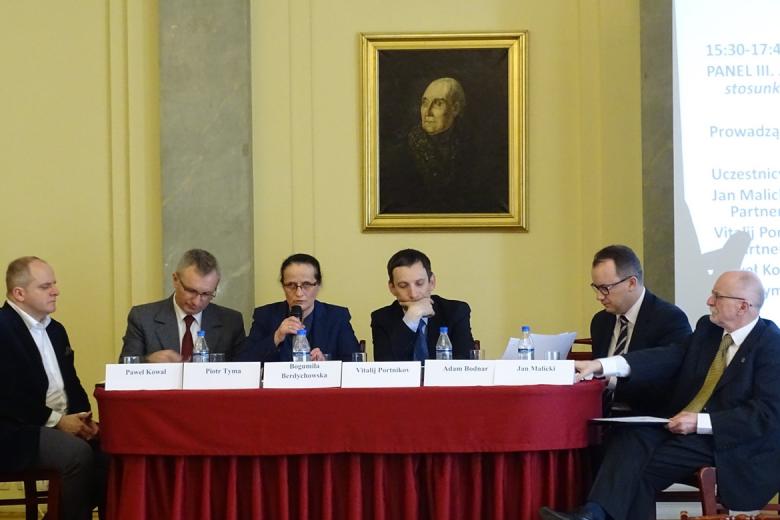 Adam Bodnar przy stole prezydialnym podczas konferencji w Pałacu Staszica