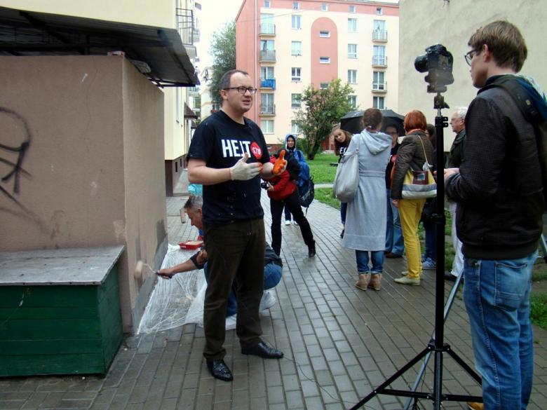 Zdjęcie: mężczyzna w koszulce z napisem Hejtstop zwraca się do dziennikarzy