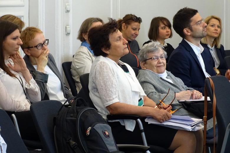zdjęcie: kilka osób siedzi na sali konferencyjnej
