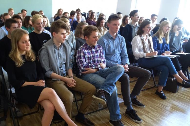 zdjęcie: kilkanaście młodych osó siedzi na sali