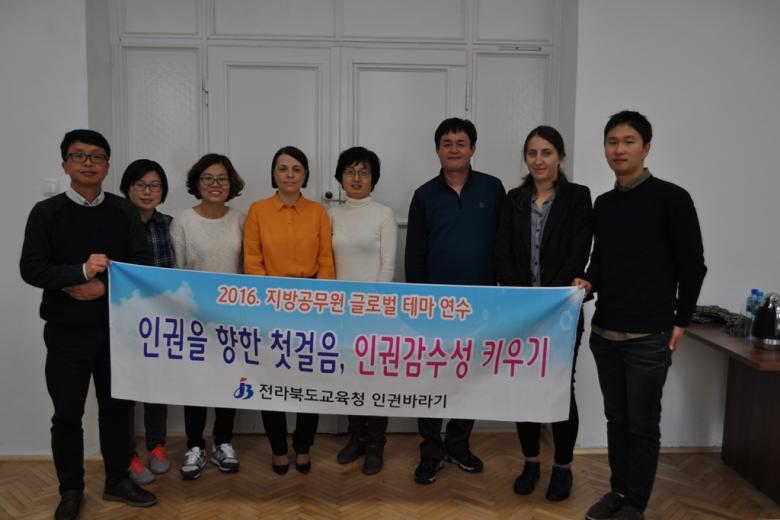 zdjęcie: kilka osób stoi i trzyma baner z napisem po koreańsku