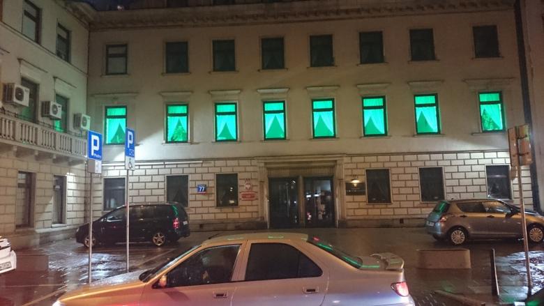 na zdjęciu siedziba RPO podświetlona zielonym światłem w oknach budynku