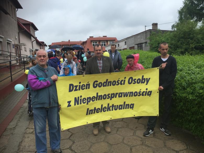 Krzysztof Olkowicz podczas parady z Dnia Godności zorganizowanego przez Zarząd Polskiego Stowarzyszenia na rzecz Osób z Niepełnosprawnością Intelektualną