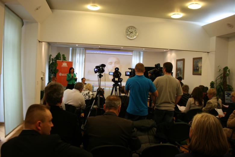Na zdjęciu uczestnicy konferencji w Biurze RPO, przemawia prof. Irena Lipowicz