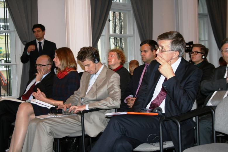 Na zdjęciu Zastępca RPO Stanisław Trociuk i uczestnicy konferencji