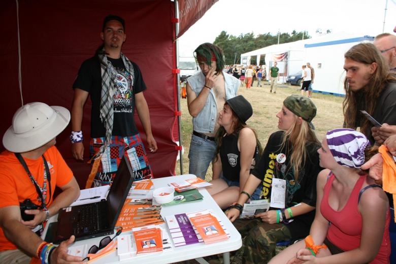 na zdjęciu uczestnicy Przystanku Woodstock w namiocie praw obywatelskich