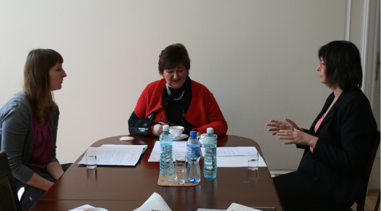 Na zdjęciu uczestniczki spotkania podczas rozmowy, od lewej: Katarzyna Zwolak, prof. Magdalena Środa, prof. Irena Lipowicz