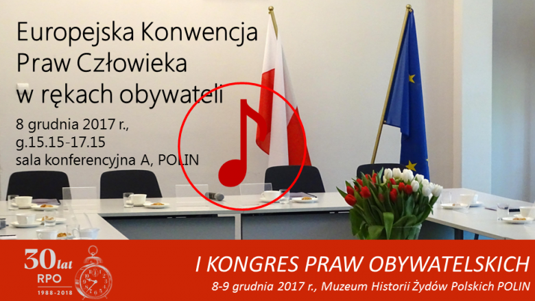 mem ze zdjęciem sali z flagą Polski i UE, znak odtwarzania dźwięku