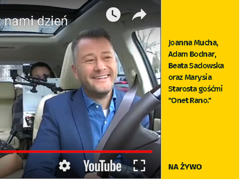 Screen ekranu: Dziennikarz za kierownicą samochodu, w którym rozmawia z gośćmi, i lista tych gości
