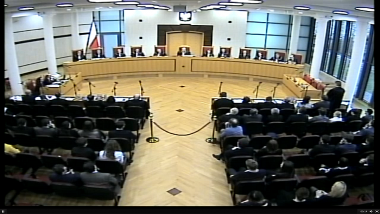 Zdjęcie: widok na salę Trybunału Konstytucyjbnego: sędziowie i uczestnicy postępowania