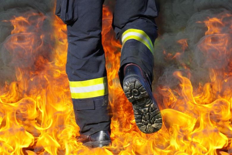 Buty strażaka podczas pożaru