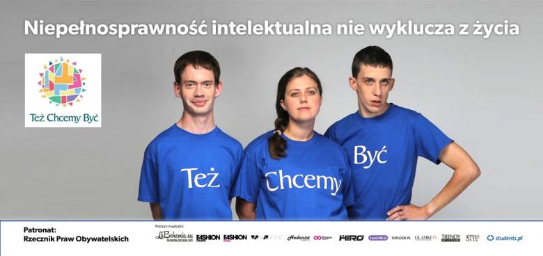 Zdjęcie młodych osób w niebieskich koszulkach tworzących napis "TEŻ-CHEMY-BYĆ", z napisem Niepełnosprawność intelektualna nie wyklucza