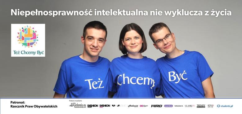 Zdjęcie młodych osób w niebieskich koszulkach tworzących napis "TEŻ-CHEMY-BYĆ", z napisem Niepełnosprawność intelektualna nie wyklucza