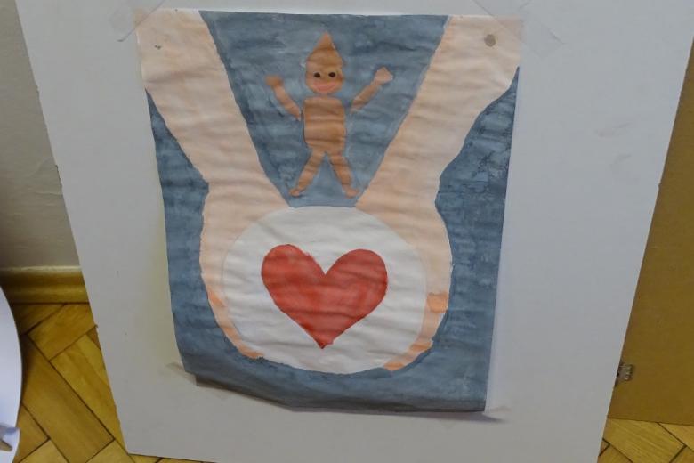Zdjęcie plakatu: narodziny: dziecko wyłania się z wielkieo serca
