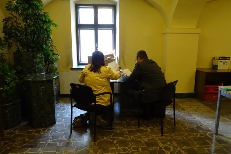 Mężczyzna i kobieta siedzą orzy stole nad dokumentami