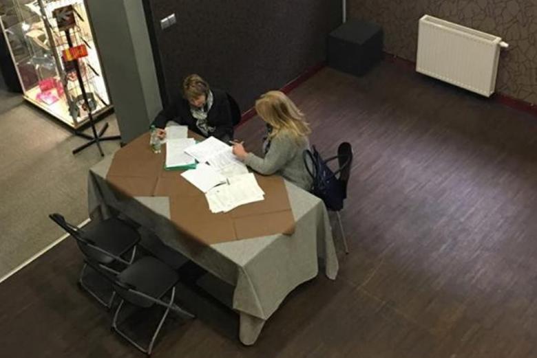 Zdjęcie: dwie kobiety przy stoliku i dokumenty