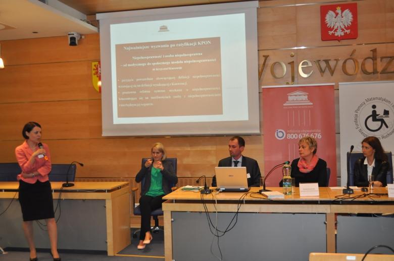 Na zdjęciu: Anna Błaszczak z Biura RPO omawia Najważniejsze wyzwania po ratyfikacji Konwencji Praw Osób Niepełnosprawnych