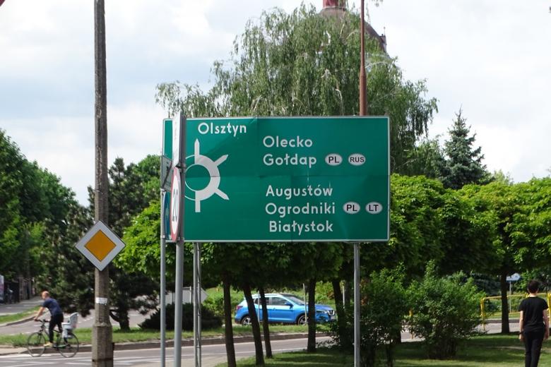 Drogowskaz przy rondzie z kierunkami do polskich miast, na Litwę i do Rosji