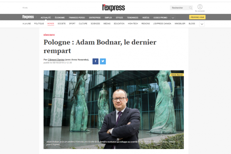 Screen z serwisu interentowego: Francuski tytuł i zdjęcie mężczyzny (Adama Bodnara) przez zielonym budynkiem (Sądu Najwyższego w Warszawie)
