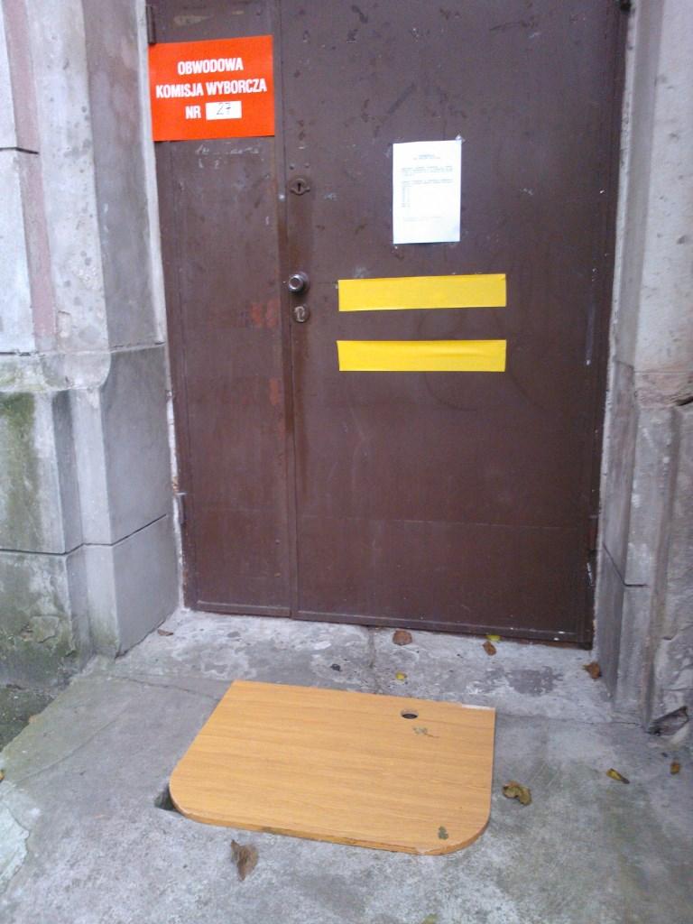 na zdjęciu wejście do Komisji Wyborczej nieprzystosowane do potrzeb osób z niepełnosprawnością, zdjęcie zostało wykonane podczas przeprowadzania kontroli, fot. Anna Błaszczak, BRPO