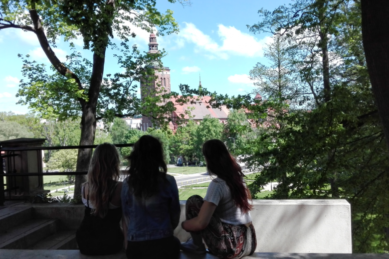 Młode kobiety patrzą na gotycki kościół