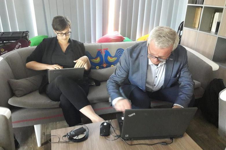 Kobieta i mężczyzna notują na laptopach