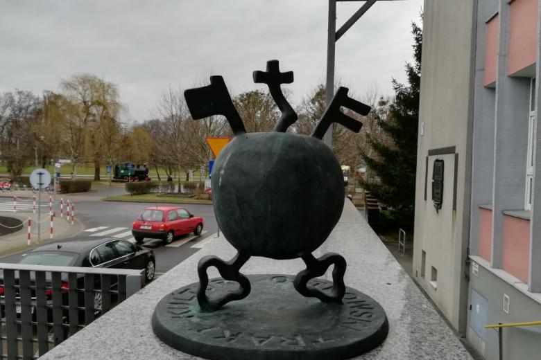Rzeźba przedstawiająca jabłko krolewskie z kluczami miasta