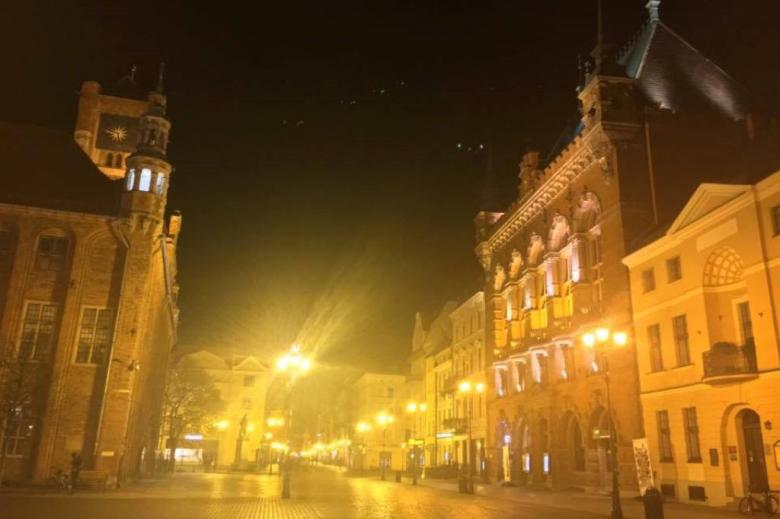 Zdjęcie: oświetlone stare miasto nocą